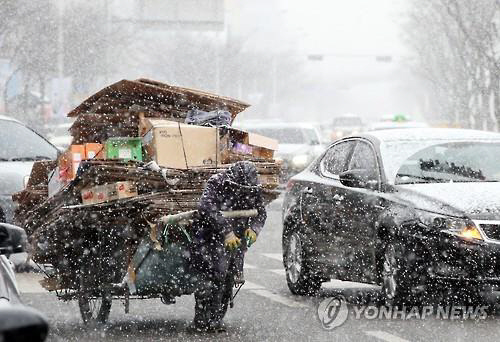 폐지 줍는 노인. 기사 내용과 직접적 관계 없음.<연합뉴스 자료사진>